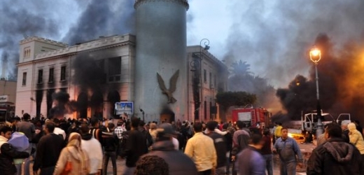 V Káhiře i dalších městech bylo vypáleno mnoho policejních stanic.