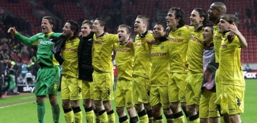 Fotbalisté Dortmundu se radují z další výhry.