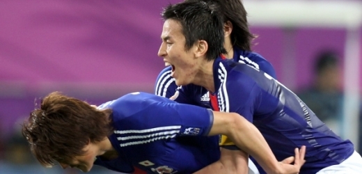 Fotbalisté Japonska se radují z prvenství.