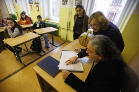 Základní školu nedokončí až čtyřicet procent Romů, učení je nebaví.