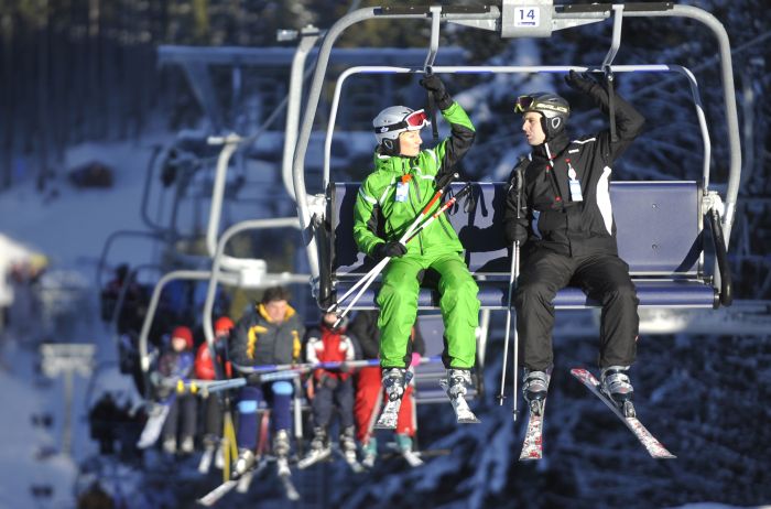 O víkendu vyrazily na horské hřebeny tisíce lyžařů.