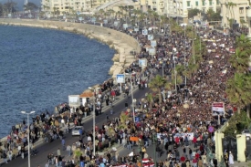 Dav protestujících v Alexandrii, baště Muslimského bratrstva.
