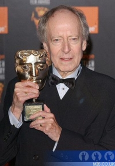 John Barry přebírá cenu BAFTA.