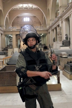 Egyptské muzeum v Káhiře nyní hlídá armáda. Památky v poušti však tak snadno zabezpečit nelze.