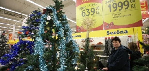 Češi před loňskými Vánocemi utráceli méně než před rokem.