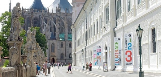 GASK s katedrálou sv. Barbory v pozadí.