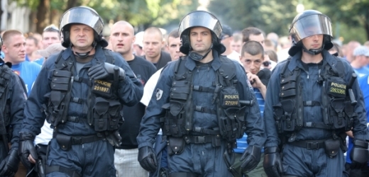 Polští fanoušci v doprovodu policie (ilustrační foto).