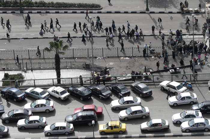 Lidé se masově přesouvají do centra protestů na náměstí Tahrír v Káhiře. Bezpečnostní úředníci tvrdí, že úřady zavřely všechny silnice do Káhiry.