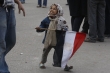 Holčička držící egyptskou vlajku protestuje spolu s dospělými.