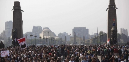 Most přes Nil nedaleko náměstí Tahrír. V celé zemi skutečně demonstroval milion lidí.