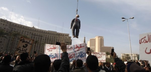 Demonstranti by nejspíš nejraději viděli prezidenta Mubaraka na šibenici.