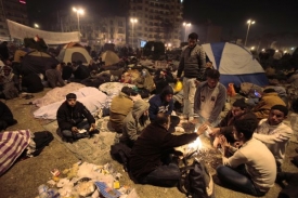 Na náměstí Tahrír přespaly dva tisíce lidí, mnozí jsou odhodlaní vytrvat.