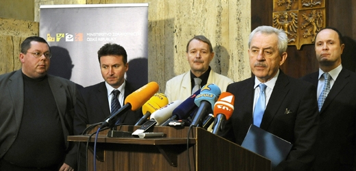 Ministr zdravotnictví Leoš Heger na tiskové konferenci se zástupci LOK a ČLK.