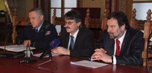 Starosta Nového Bydžova Pavel Louda (uprostřed) během návštěvy Radka Johna (foto: www.novybydzov.cz).