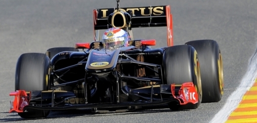 Renault na testech ve Valencii. Pro letošek oblékl historické barvy Lotusu.