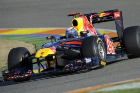 Nový Red Bull RB7 na testech ve Valencii.