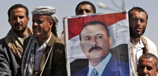 Dlouholetý jemenský prezident Sálih také neodolal protestům, o další mandát už usilovat nebude.
