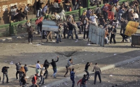 Násilnosti mezi tábory stoupenců a odpůrců prezidenta Husního Mubaraka si od středy vyžádaly nejméně pět životů a stovky zraněných.