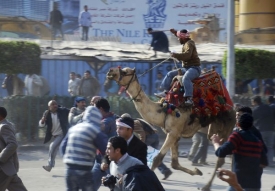 Mubarakovi stoupenci vytáhli proti opozičním demonstrantům na koních a velbloudech.