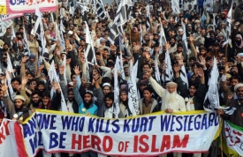 Text na transparentu demonstrantů v Pákistánu zní v překladu: "Kdokoli zabije Kurta Westergaarda bude hrdinou islámu."