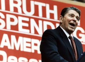 Reagan řeční během kampaně za své znovuzvolení prezidentem.