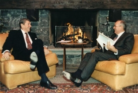 Reagan při jednáních se sovětským vůdcem Gorbačovem.