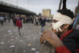 Během střetů už byly v Egyptě zraněny stovky lidí.