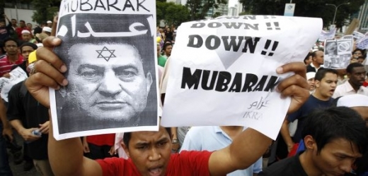 Demonstrace za Mubarakovo odstoupení před americkou ambasádou v Kuala Lumpuru.