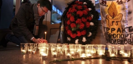 Rusové zapalují svíčky na památku obětí útoků.