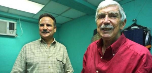 Luis Posada Carriles (vpravo) na návštěvě Panamy asi před osmi lety. 