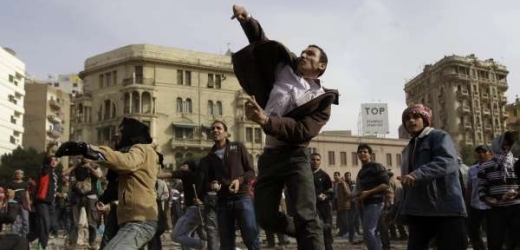 Bojiště. Protivládní demonstranti v Káhiře. 