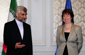 Komisařka EU pro vnější vztahy Catherine Ashtonová s íránským vyjednavačem.