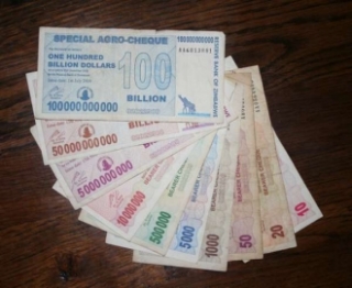 Kde že jsou ty časy, kdy se zimbabwský dolar řídil podle amerického.