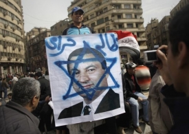 Demonstranti Mubarakovi vyčítají mír s Izraelem.