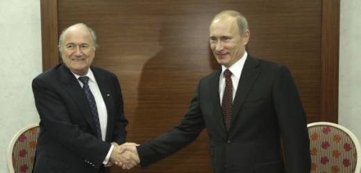 Sepp Blatter (vlevo) a Vladimir Putin. 