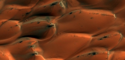 Písečné duny v severních oblastech Marsu v zimě pokrývá vrstva zmrzlého oxidu uhličitého.