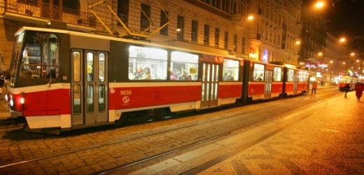 Noční tramvaj v Praze.