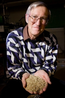 Roderick Mackie z Illinoiské univerzity s hrstí prosa, které nechal zpracovat bakteriemi v bachoru krávy.