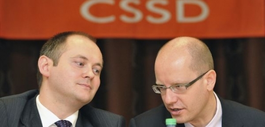 Rivalové v boji o šéfa ČSSD - Michal Hašek (vlevo) a Bohuslav Sobotka.
