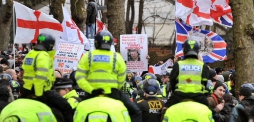Demonstrace v Británii proti imigrantům.