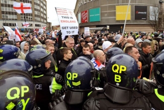 Policie dohlíží na extremisty na St George's Square v Lutonu.