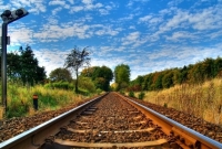 Železnižní pražce (ilustrační foto). Za jejich nelegální prodej dostali železničáři pokutu.