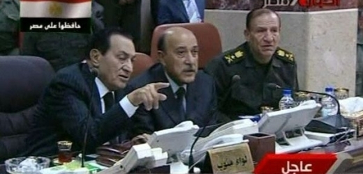 Egyptský viceprezident Umar Sulajmán (uprostřed) prý odmítl prezidentský úřad.