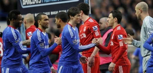 Fernando Torres (v modrém uprostřed) poprvé nastoupil za Chelsea.