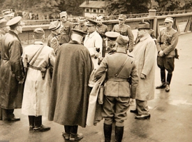 Těžké soužití. Přebírání moci nad Českým Těšínem v roce 1938, českoslovenští důstojníci předávají území Polákům.