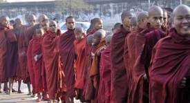 Proti juntě neúspěšně vystoupili i mnozí buddhističtí mniši během tzv. šafránové revoluce v roce 2008.