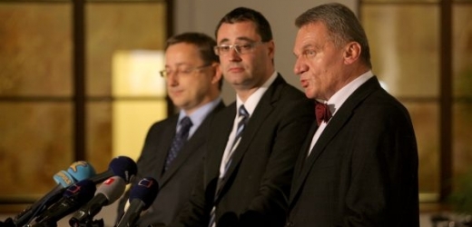 Boris Šťastný (uprostřed) se ohradil proti tvrzení Martina Engela v časopisu TÝDEN.