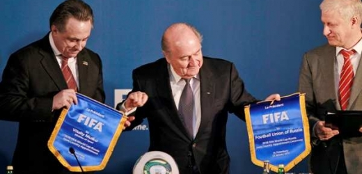 Šéf FIFA Sepp Blatter (uprostřed).