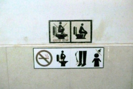 Kambodžané často nechápou, jak se používá toaleta západního typu.