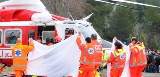 Italští záchranáři transportují Roberta Kubicu do nemocnice.